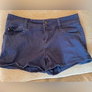 Cute khaki navy shorts!